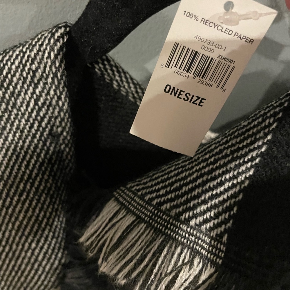 Reversible NWT Banana Republic - one size Poncho 🖤🤍 - Picture 4 of 5